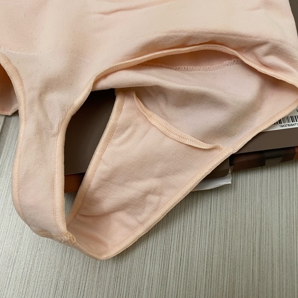 Rose Quartz Skims Core Control Thong Shapewear - Picture 4 of 6